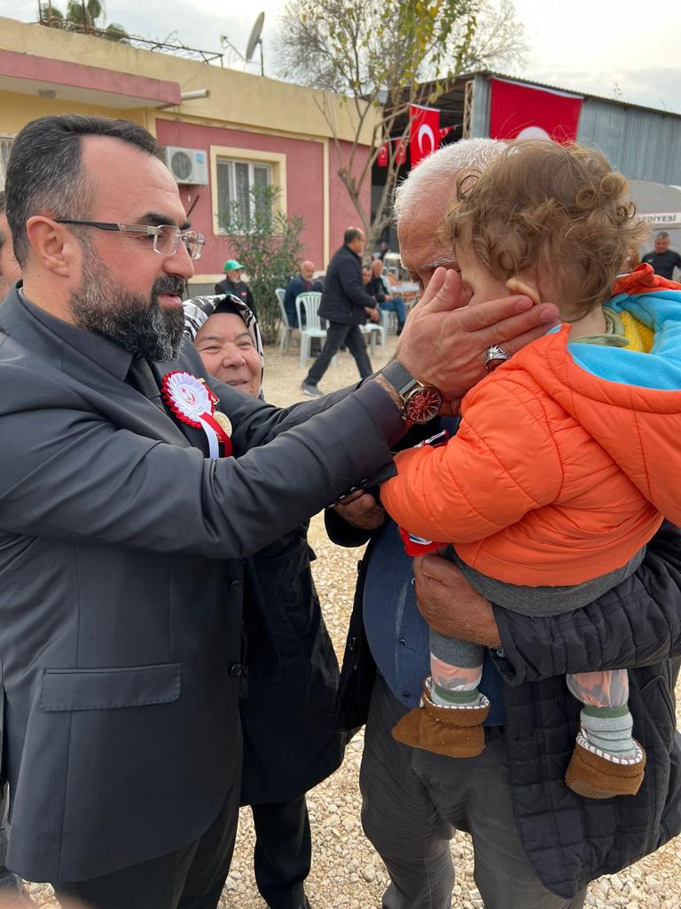 P. Bnb. Mehmet Duman, evladına doyamadan şehadete erdi. Her şeyden habersiz babasını toprağa gömdü. Ahı ve acısı, o büyüdükçe onunla beraber büyüyecek. Şehit evlatlarının ahı ve acısı, teröristlerin ve onlara destek verip yardım edenlerin cehennemi olacak.