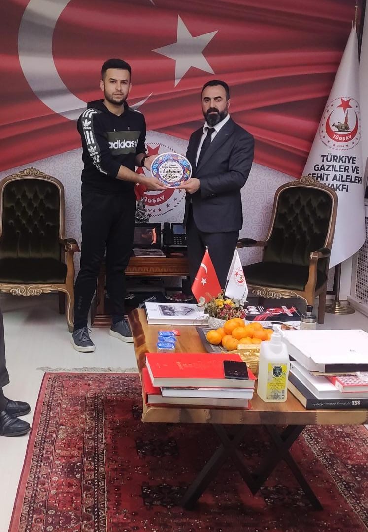 Vakfımızın Kayseri Şubesi yönetim kurulu üyelerimizden Ufuk Özkan, ailesiyle beraber Genel Merkezimizi ziyaret ederek, Genel Başkanımız Gazi  @lokman_aylar  ile bir araya geldiler.  Nezaket ziyaretleri için kıymetli misafirlerimize teşekkür ederiz.