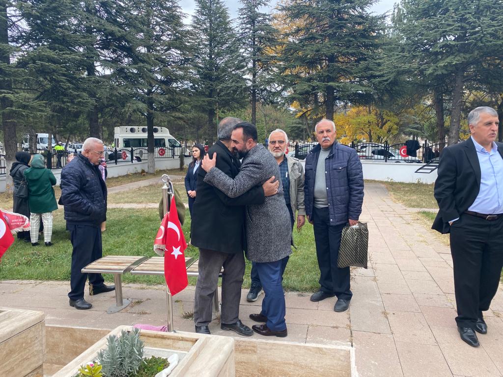 15 Temmuz’da Havacılık Daire Başkanlığında görevli iken şehit olan Polis Memuru Ferhat Koç’un naaşı, ailesinin isteği üzerine yetkili mercilerin almış olduğu karar gereği, halen medfun bulunduğu Tokat/Turhal/Yazıtepe köyündeki kabrinden alınarak, Ankara Karşıyaka Mezarlığındaki Polis Şehitliğine nakledilip defnedilmiştir.Defin törenine Genel başkanımız Lokman AYLAR’da katılım sağlamıştır.