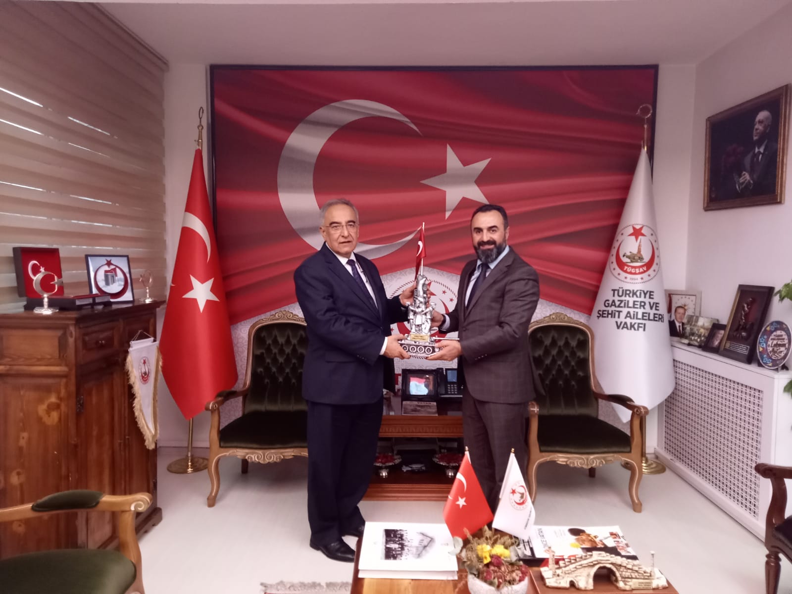 Adıayaman Üniversitesi Rektörü  Prof.Dr.M.Turgut  beraberindeki heyetle Vakfımızı ziyaret ederek, Genel Başkanımız Gazi  @lokman_aylar  ile bir araya geldiler.  Vakfımız çalışmalarına gösterdikleri teveccühten ve nezaket ziyaretlerinden dolayı Sayın Hocamıza teşekkür ederiz.