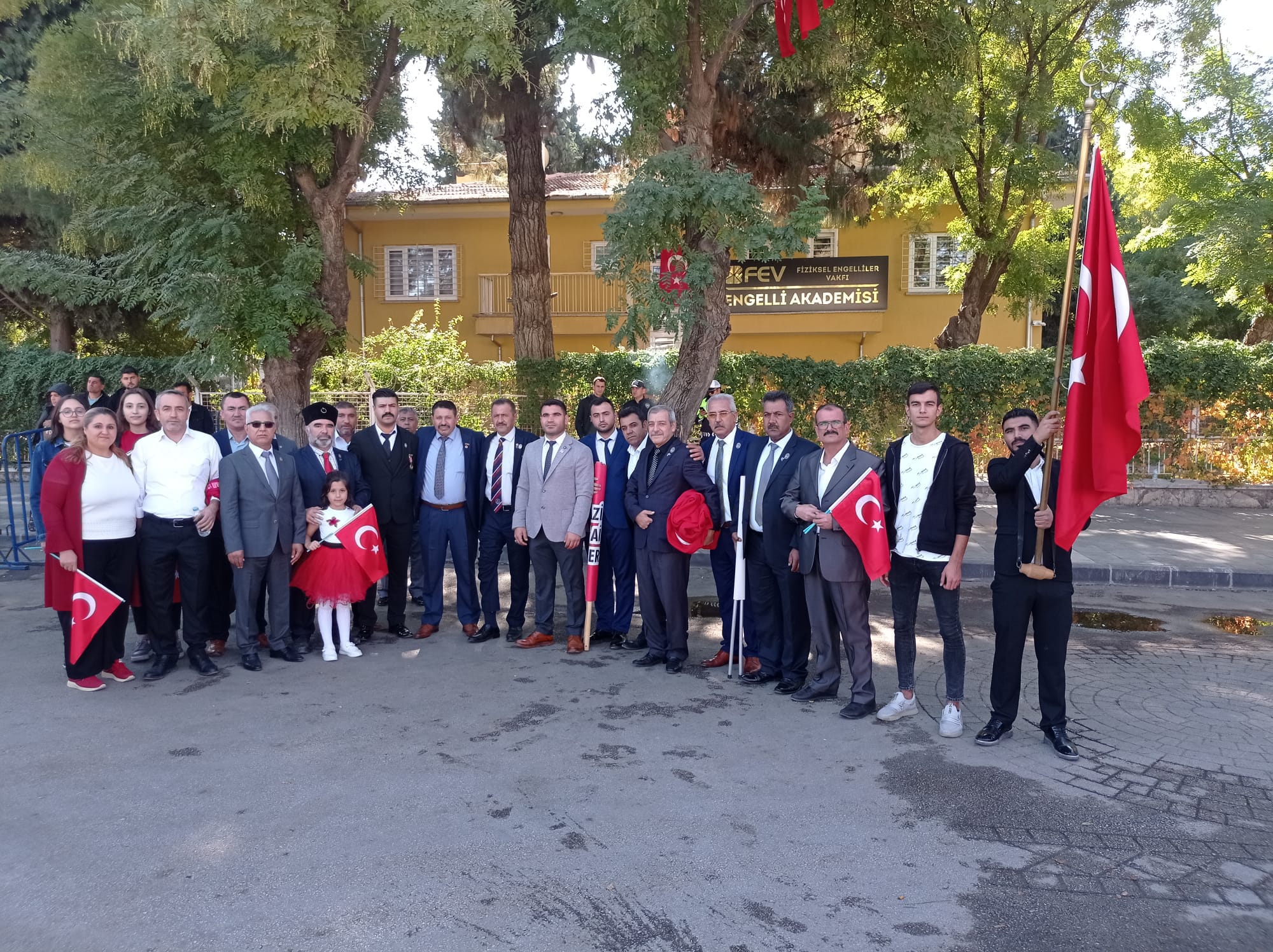 CUMHURİYET BAYRAMI TÖREN GEÇİŞİNDEN SONRA GAZİLERİMİZ TOPLU HALDE