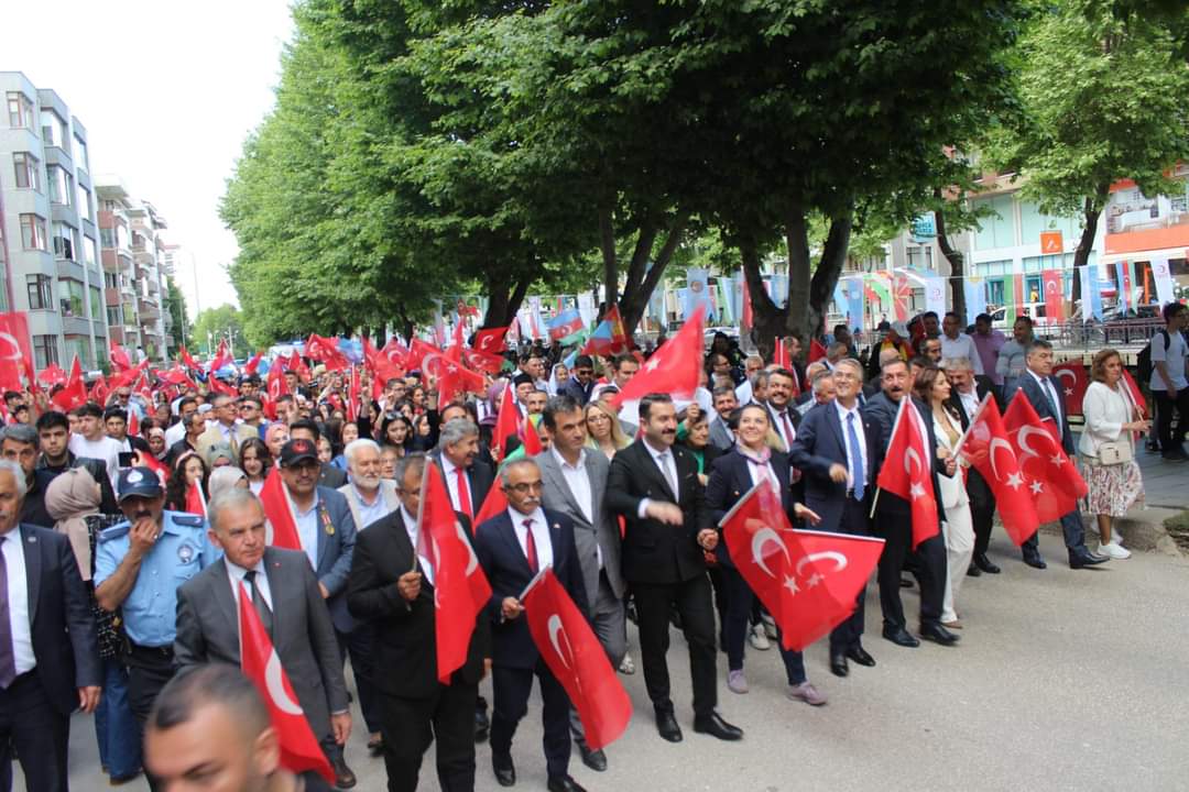 14 Nisan 2019'da Hakkari'de kalleş pkk'nın düzenlediği kalleş saldırıda Şehit düşen P.Söz. Er #YenerKırıkçı'nın bizlere emaneti olan kıymetli anne ve babası Genel Merkezimizi ziyaret ederek, Genel Başkanımız Gazi  @lokman_aylar  ile bir araya geldiler.