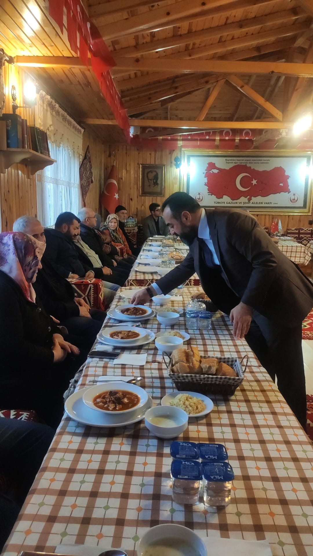 Bugün öğle yemeğinde şehit yakınlarımızı Vakfımızda ağırladık. Şehitlerimizin bizlere emaneti olan yakınlarına tek tek hizmet etmekten şeref ve mutluluk duyduk.  Allah, birliğimizi ve beraberliğimizi daim eylesin.