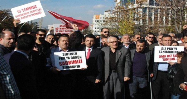 Avusturya Büyükelçiliği önünde protesto