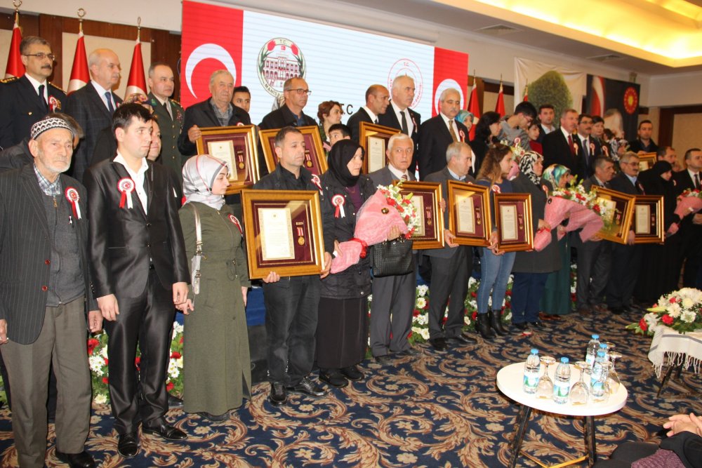 Gurur, Hüzün ve Gözyaşları içinde Devlet Övünç Madalyası ve Beratlarını aldılar.