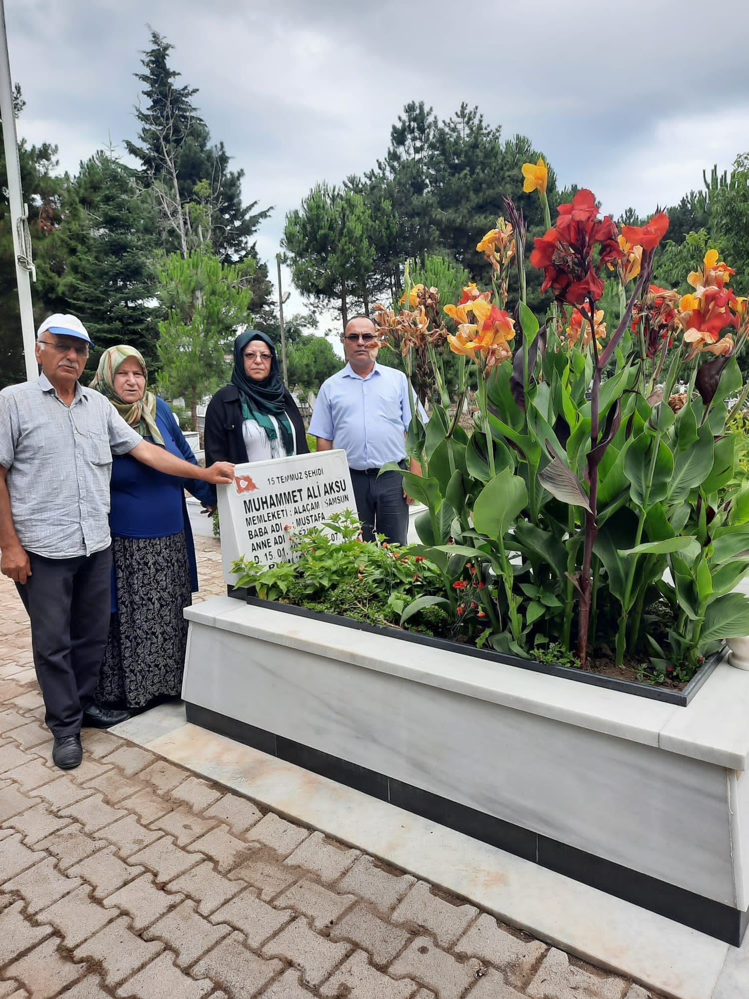 15 TEMMUZ ŞEHİDİMİZİ KABRİNİN BAŞINDA DUALARIMIZLA ANDIK AİLELERİNİ EVLERİNDE ZİYARET ETTİK