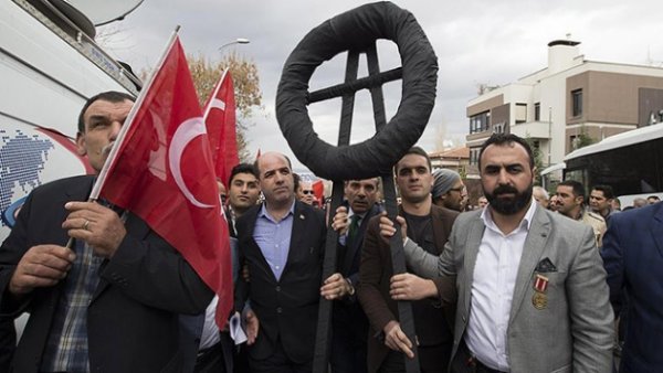 Lüksemburg'un Ankara Büyükelçiliği önünde protesto