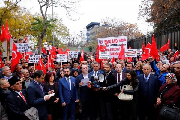 Almanya'nın Ankara Büyükelçiliği önünde Almanya'yı protesto etti.