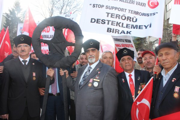 Şehit Aileleri ve Gazilerden Belçika'ya Siyah Çelenkli Protesto