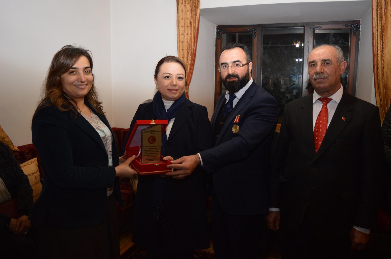 Prof. Dr. Aysun Bay Karabulut Hanımefendiye Teşekkür Plaketimizi Verdik