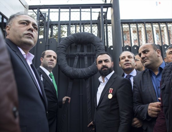 Şehit aileleri ve gazi yakınları, Fransa'yı protesto etti