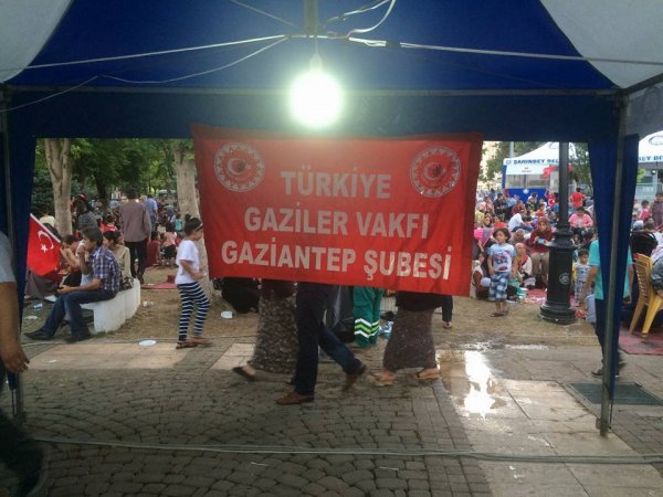 Türkiye Gaziler ve Şehit Aileleri Vakfı Gaziantep Şubesi Demokrasi Çadırında...  Nöbetteyiz!!!